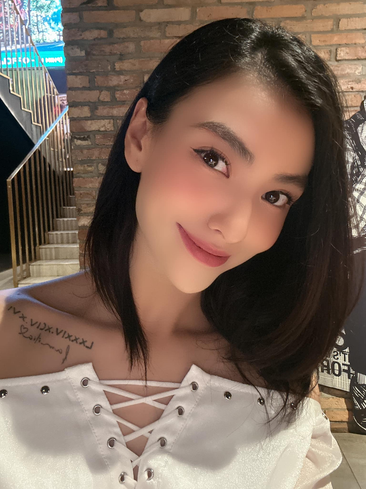  Hồng Quế sinh năm 1994 tại Hà Nội. Sở hữu chiều cao 1m79, Hồng Quế gia nhập công ty đào tạo người mẫu New Talent từ khi mới 13 tuổi.