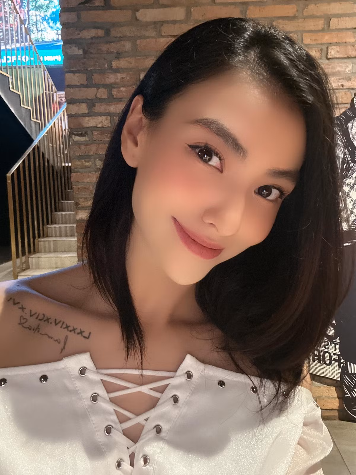  Hồng Quế sinh năm 1994 tại Hà Nội. Sở hữu chiều cao 1m79, Hồng Quế gia nhập công ty đào tạo người mẫu New Talent từ khi mới 13 tuổi.