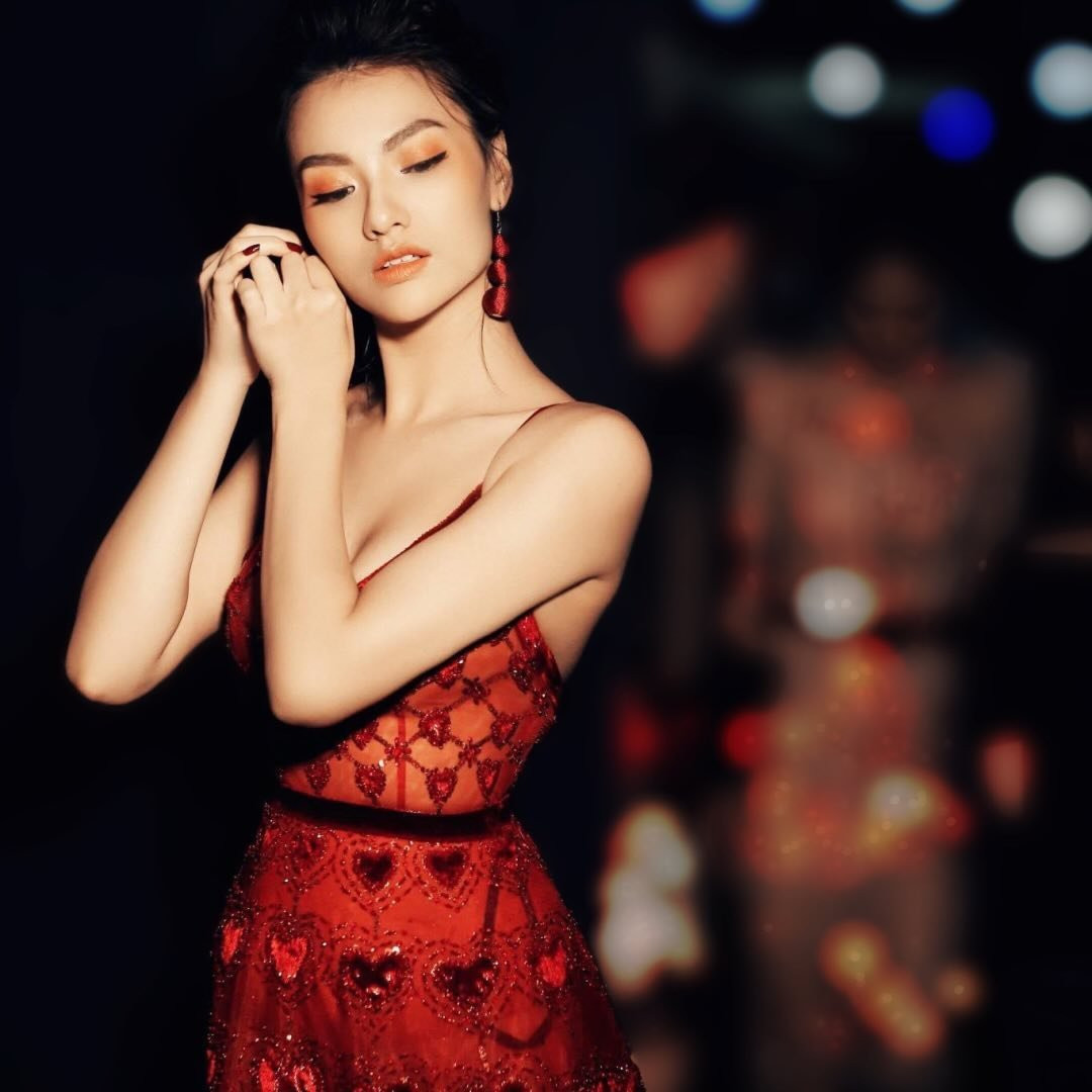 Những năm 2008 - 2010, tên tuổi của siêu mẫu Hồng Quế phủ khắp mặt báo. Rất nhiều người ca ngợi nhan sắc lẫn vóc dáng của cô.