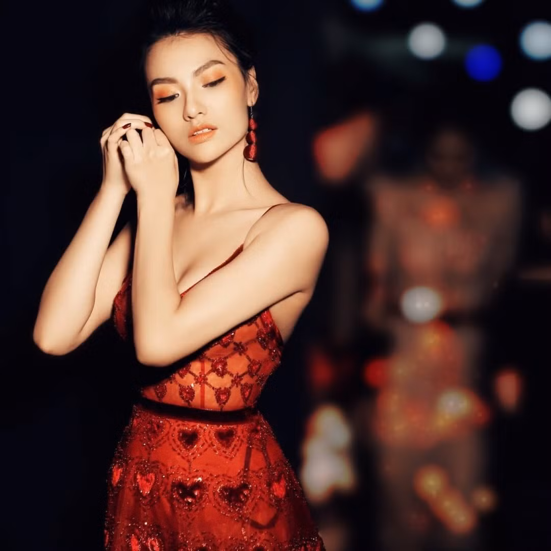 Những năm 2008 - 2010, tên tuổi của siêu mẫu Hồng Quế phủ khắp mặt báo. Rất nhiều người ca ngợi nhan sắc lẫn vóc dáng của cô.