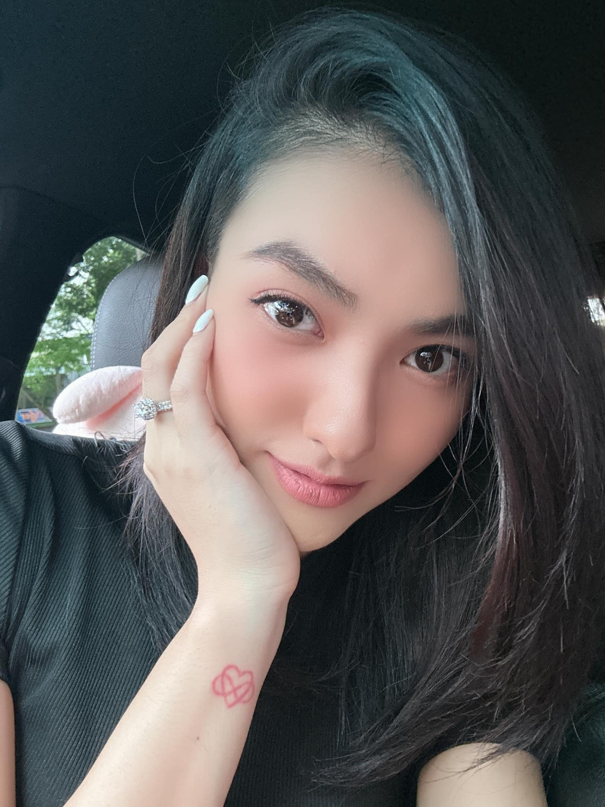 Phong cách thời trang của cô cũng trở nên thanh lịch và tinh tế hơn.