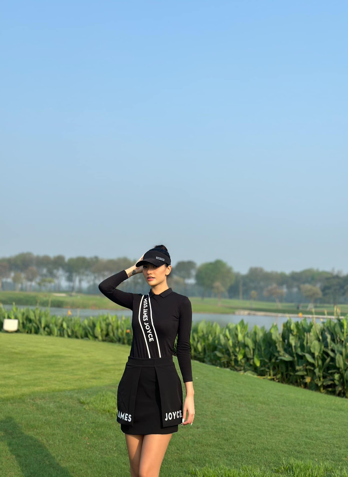 Dù đã trải qua sinh nở nhưng cô vẫn giữ được vóc dáng thon gọn, làn da mịn màng và nụ cười rạng rỡ.