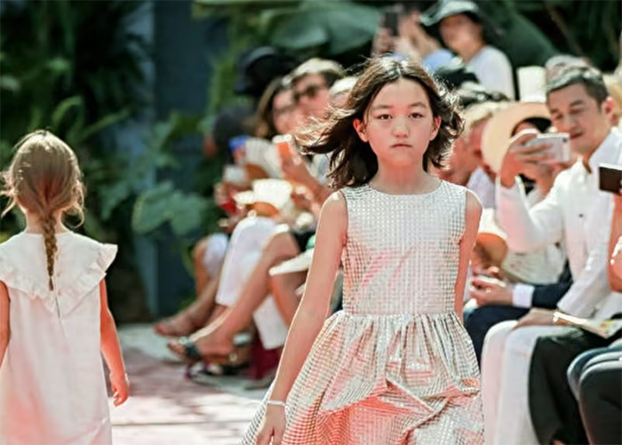 Hình ảnh Lý Yên tự tin làm mẫu nhí trên sàn catwalk tại Tuần lễ thời trang Paris khi làm mẫu cho thương hiệu quần áo trẻ em Bonpoint. (Ảnh: Sina)