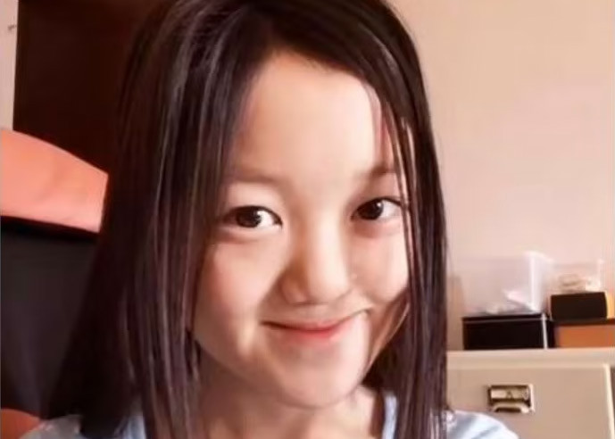 Khuôn mặt của Lý Yên thừa hưởng nhiều nét giống bố, nam diễn viên Lý Á Bằng. (Ảnh: Sina)