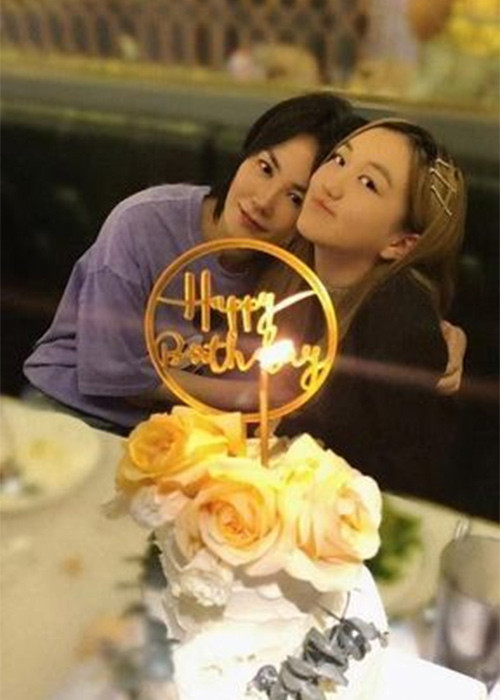 Lý Yên chào đời năm 2006 với dị tật sứt môi và hở hàm ếch. Cô bé đã trải qua nhiều cuộc phẫu thuật để có được diện mạo như ngày hôm nay.