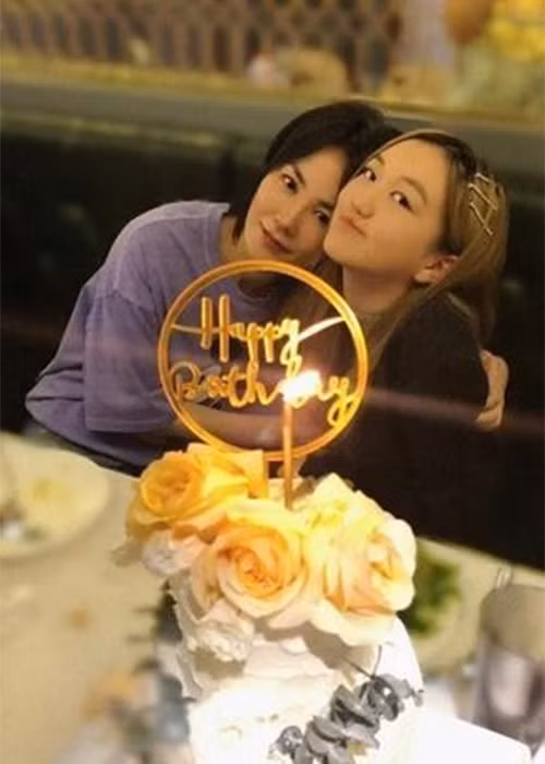 Lý Yên chào đời năm 2006 với dị tật sứt môi và hở hàm ếch. Cô bé đã trải qua nhiều cuộc phẫu thuật để có được diện mạo như ngày hôm nay.