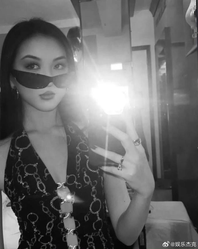 Nhiều cư dân mạng nhìn thấy những bức ảnh mà Lý Yên mới đăng lên trang cá nhân gần đây đều cho rằng trông cô có thần thái của một ngôi sao. (Ảnh: Sina)