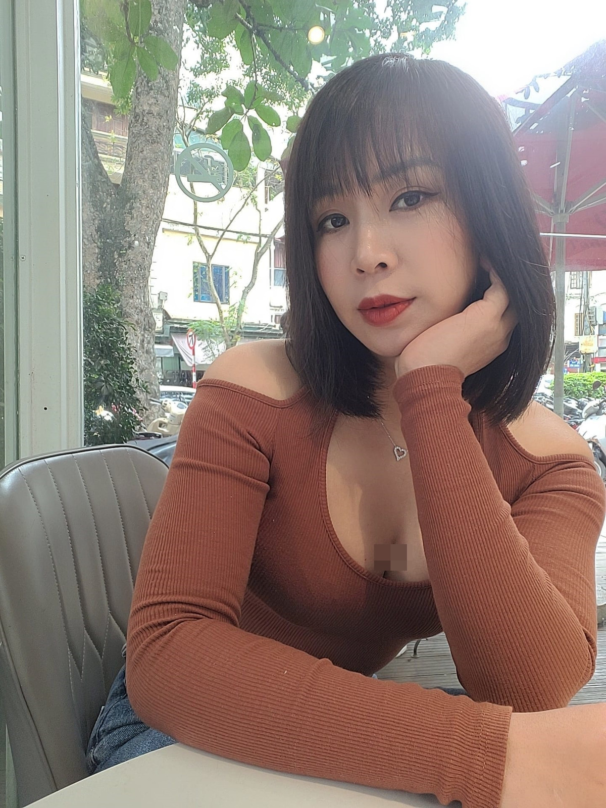 Sau hơn một năm sinh con trai thứ 3, bà xã Mạnh Trường lấy lại ngoại hình thon gọn, quyến rũ, trẻ trung chẳng khác xưa.