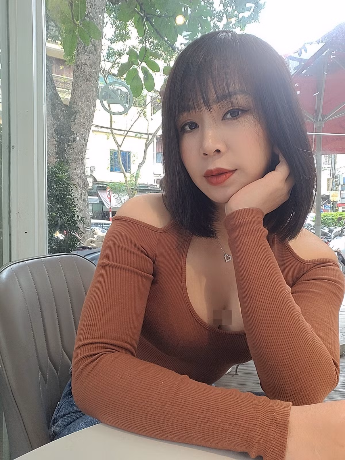 Sau hơn một năm sinh con trai thứ 3, bà xã Mạnh Trường lấy lại ngoại hình thon gọn, quyến rũ, trẻ trung chẳng khác xưa.