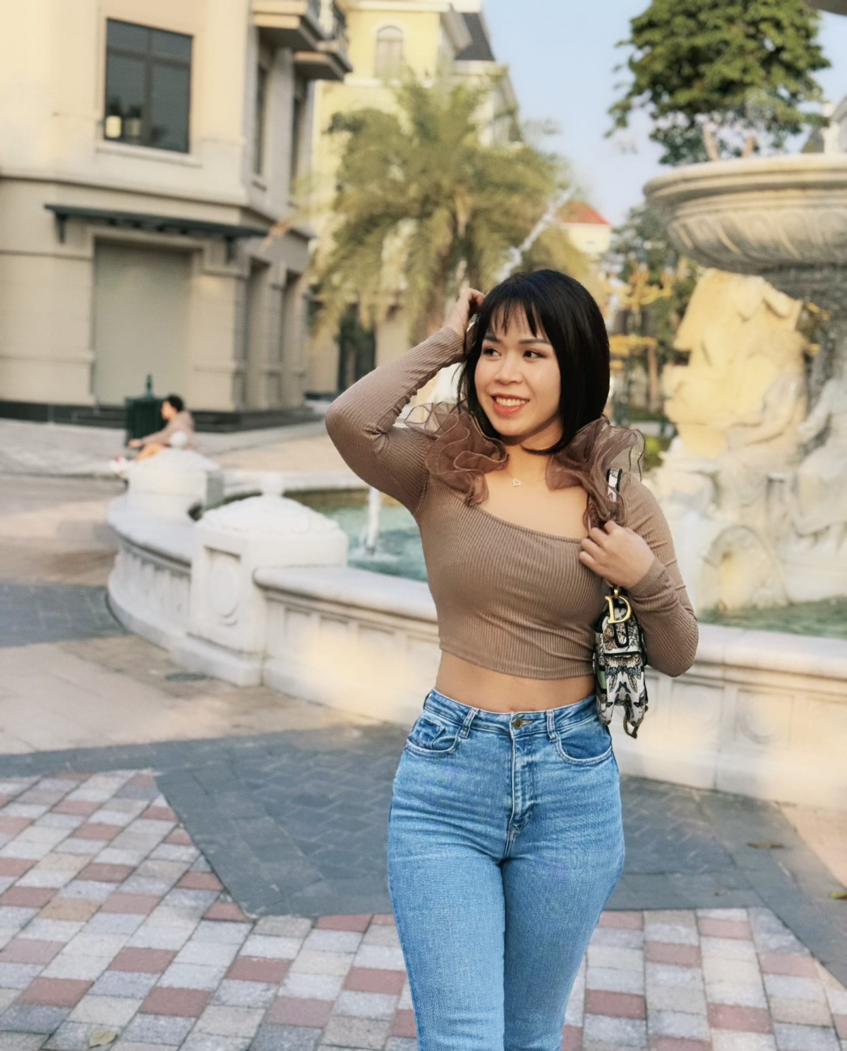 Với lợi thế ngoại hình là vòng một căng tràn cùng vòng hai thon gọn, săn chắc, bà mẹ 3 con chuộng những chiếc áo croptop khoét cổ sâu khoe triệt để vóc dáng.