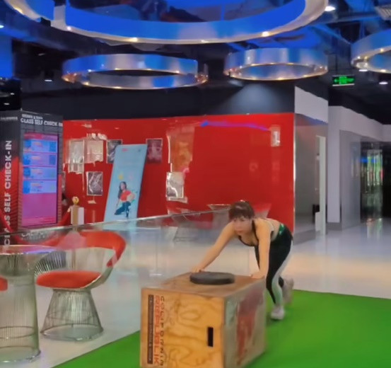 Được biết, mỹ nhân sinh năm 1985 từng giảm 10kg chỉ sau 3 tháng sinh con thứ 3 cũng nhờ quá trình nỗ lực tập luyện.