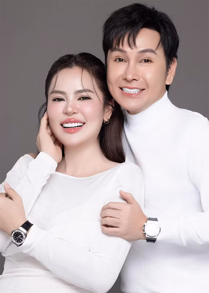 Vũ Luân tên thật là Lương Văn Bình sinh năm 1972. Năm 1992 anh được Bạch Long mời tham gia nhóm Đồng ấu Bạch Long, được đào tạo thêm về kỹ thuật hát và vũ đạo. Chính ông là người đặt cho anh nghệ danh Vũ Luân với lời giải thích "có nhiều nét giống Vũ Linh". (Ảnh: FB Phương Lê)