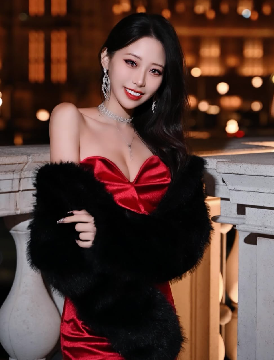 Khuôn mặt xinh đẹp cùng đôi mắt hút hồn của cô nàng càng làm tăng thêm sức hấp dẫn.