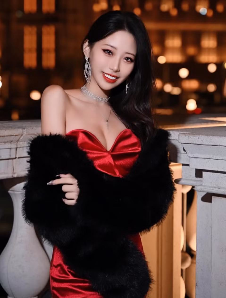 Khuôn mặt xinh đẹp cùng đôi mắt hút hồn của cô nàng càng làm tăng thêm sức hấp dẫn.