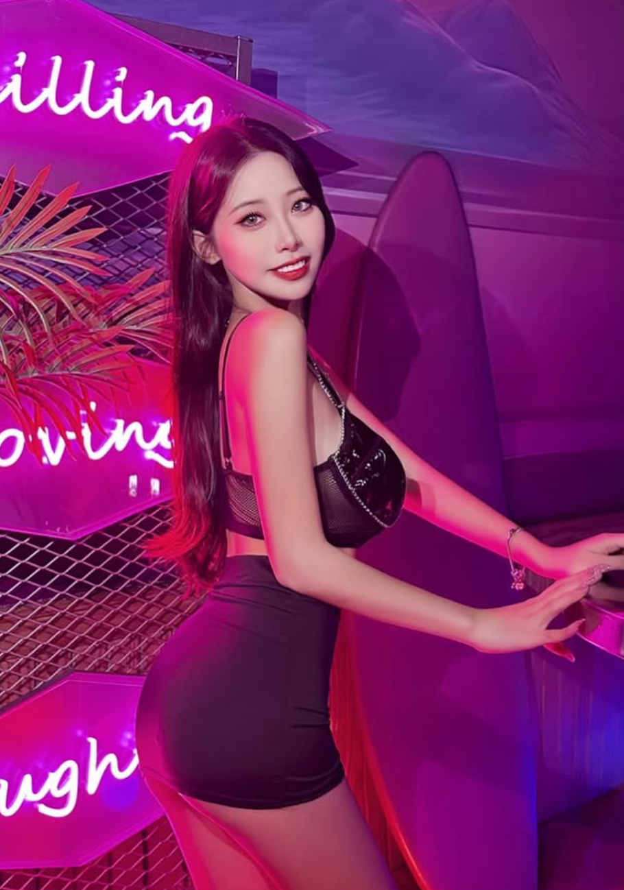 Cô nàng không ngại hở bạo vì công việc. Ảnh: IGNV