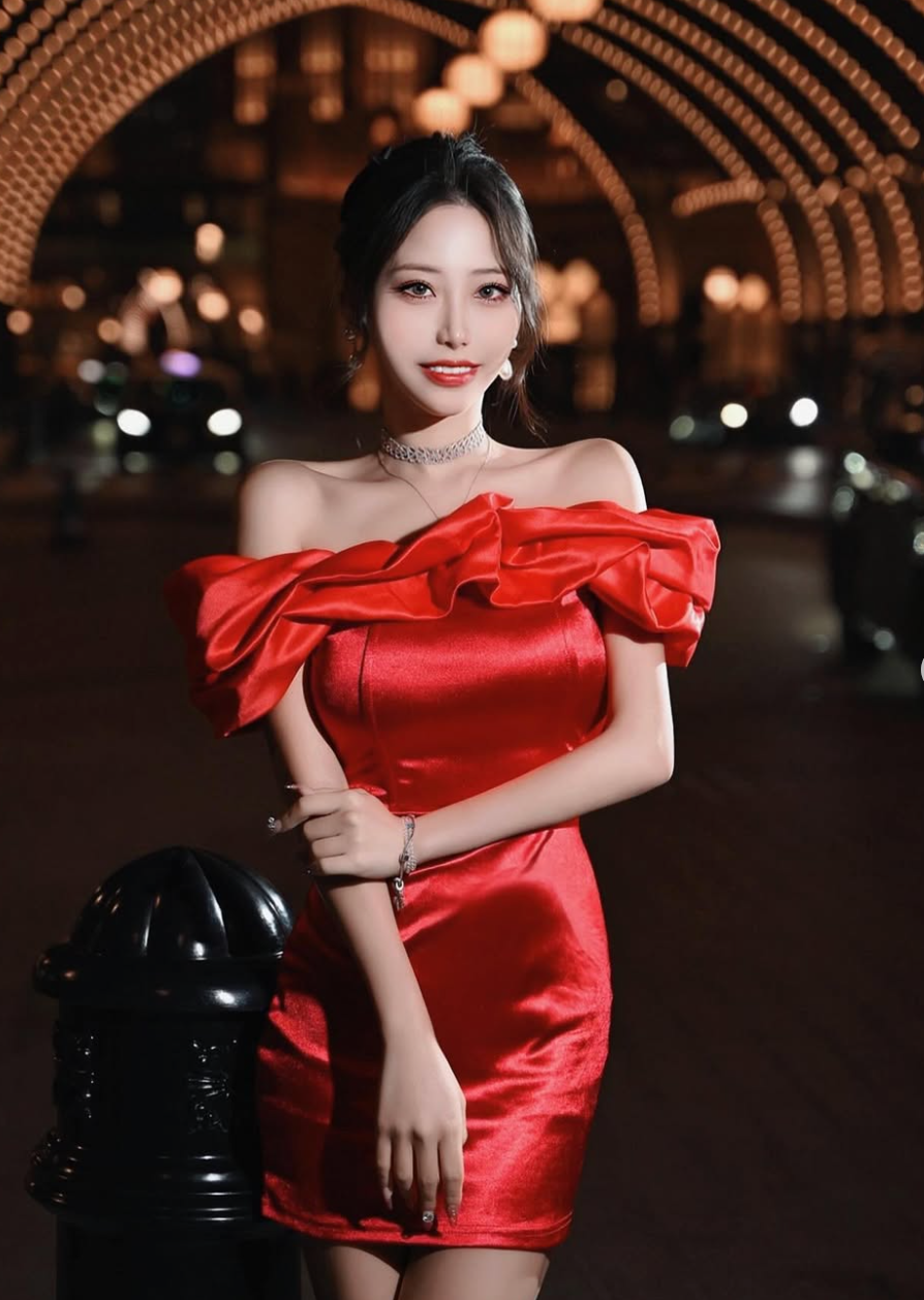 Phong cách thời trang táo bạo, gợi cảm vốn là thương hiệu của Mân Mân.