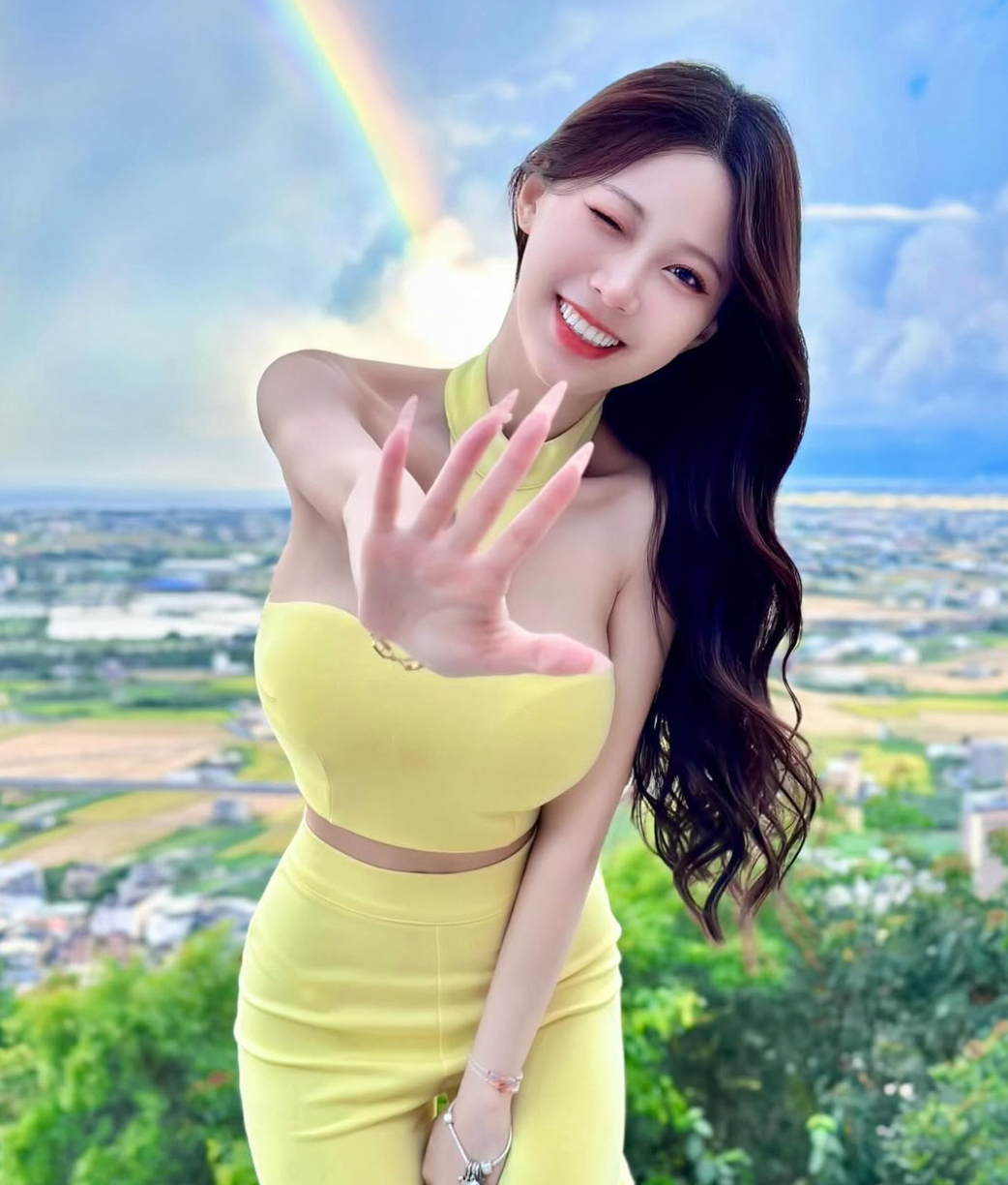 Dù vấp phải nhiều chỉ trích về việc ăn mặc phản cảm, Mân Mân vẫn cho rằng cô nàng đang đi đúng hướng.