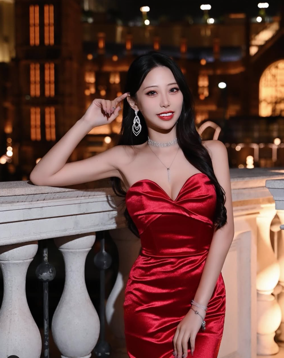 Mỗi khung hình của cô đều toát lên vẻ đẹp ngọt ngào pha lẫn chút gợi cảm, khiến người xem không khỏi xao xuyến.