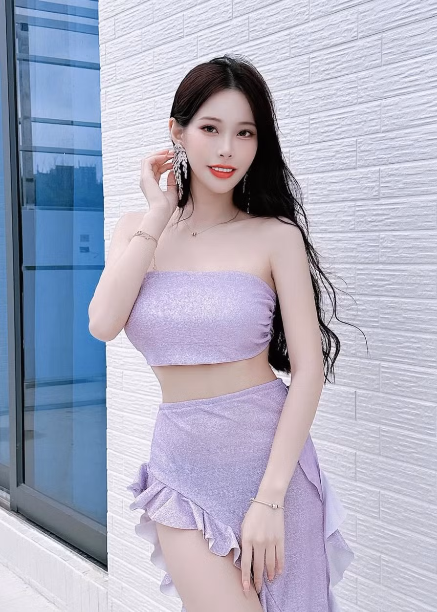 Cô nàng không ngại thử nghiệm những phong cách mới lạ, phá cách và luôn biết cách làm nổi bật vẻ đẹp hình thể của mình.