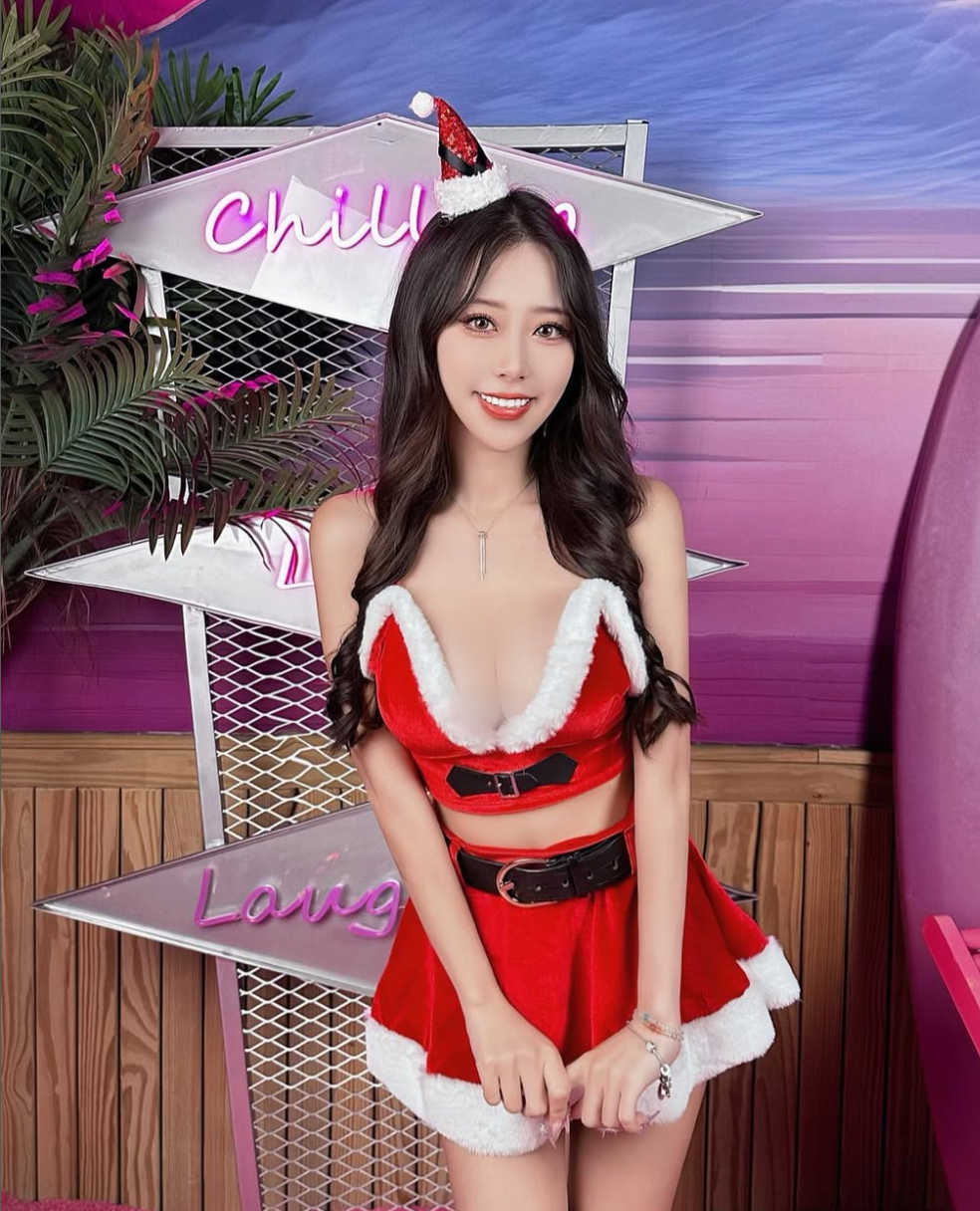Hot girl Trung Quốc mang đến một làn gió mới khi xuất hiện với hình tượng vô cùng quyến rũ chào đón Giáng sinh.