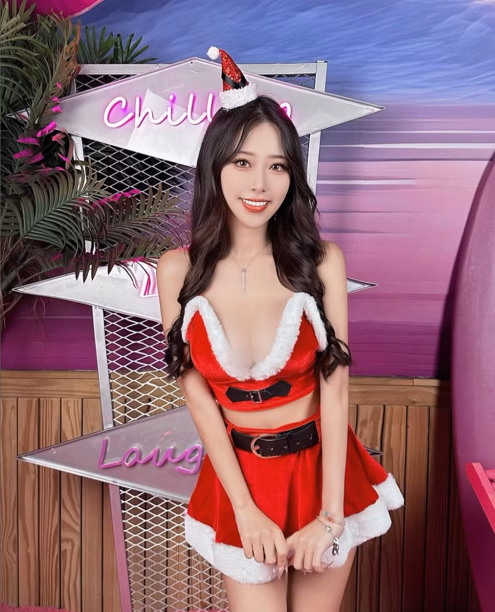 Hot girl Trung Quốc mang đến một làn gió mới khi xuất hiện với hình tượng vô cùng quyến rũ chào đón Giáng sinh.
