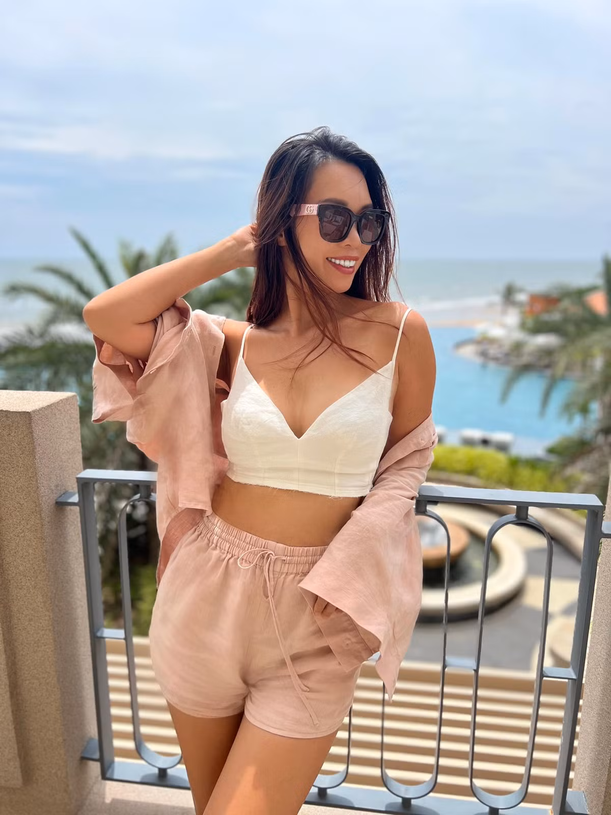 Hà Anh chia sẻ, Olly luôn động viên cô đi chơi, giữ liên lạc với bạn bè còn anh sẽ chăm sóc con. Ảnh: FB Ha Anh Vu