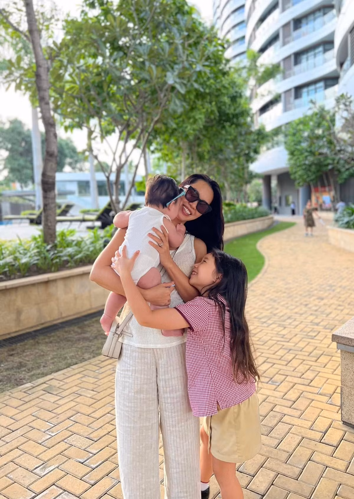 Hà Anh khen chồng hài hước, hiểu biết, có thể tham gia mọi câu chuyện, biết nói lên quan điểm cá nhân, nhưng cũng rất biết cách lắng nghe. Ảnh: FB Ha Anh Vu