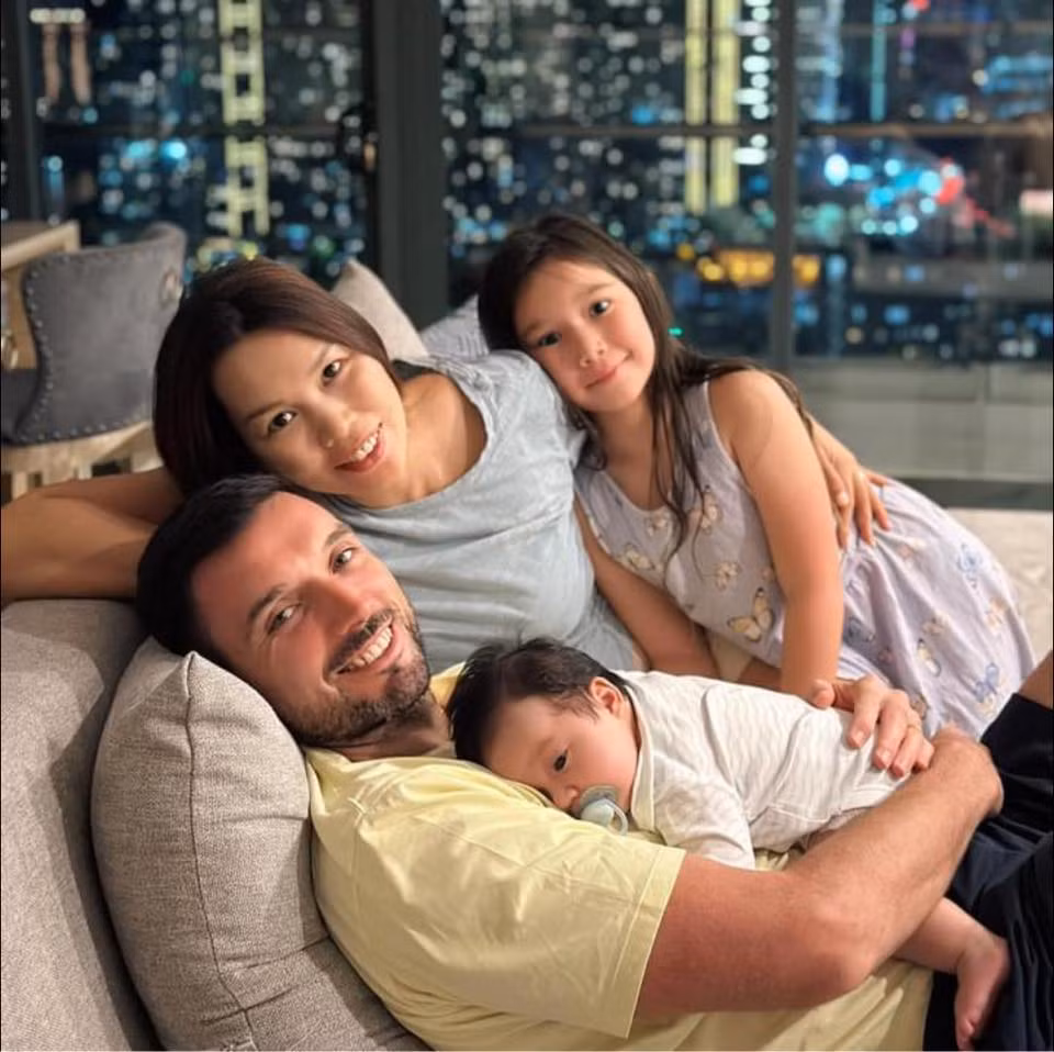 Không chỉ có sự nghiệp thành công, chuyện tình cảm ngọt ngào của cô và chồng Tây chiếm được tình cảm của người hâm mộ. Ảnh: FB Ha Anh Vu