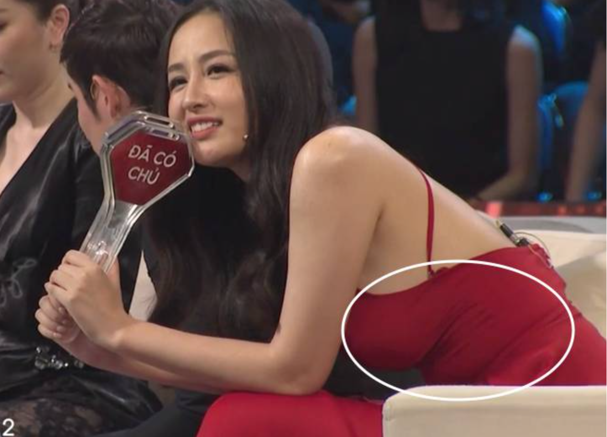 Người đẹp diện một thiết kế đầm yếm gợi cảm, nào ngờ bộ đầm lại tố luôn thân hình thiếu thon gọn của cô. Ảnh: Pháp luật và bạn đọc