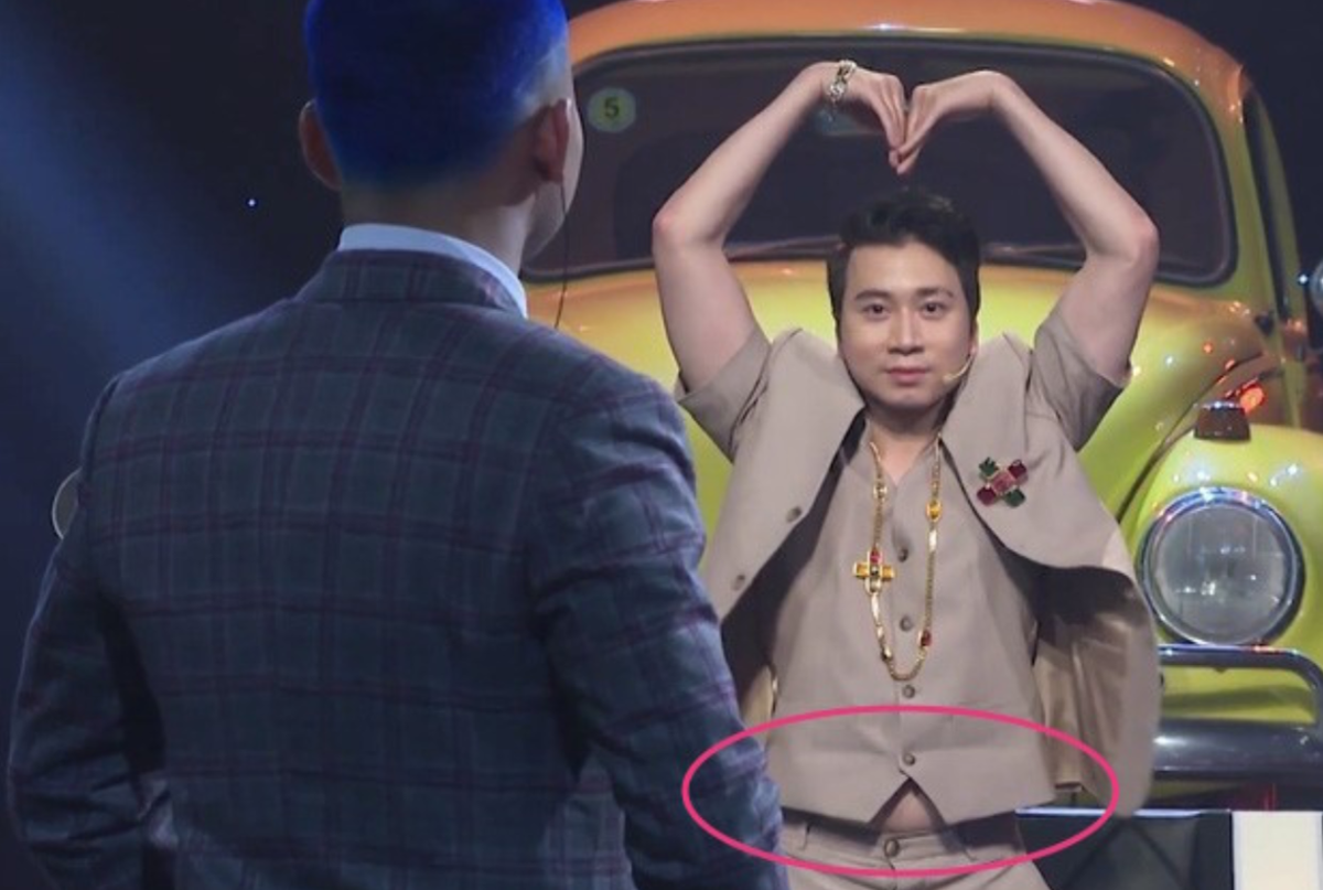 Karik lộ bụng mỡ trên sóng truyền hình cũng là khoảnh khắc hài hước tại "Rap Việt". Ảnh: Pháp luật và bạn đọc