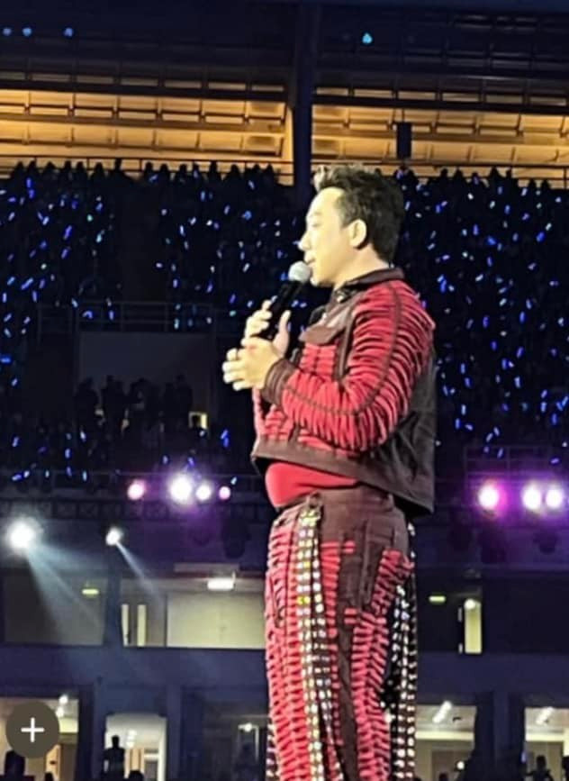 MC Trấn Thành còn hài hước ghép bức ảnh này với mũ Giáng sinh, túi quà và ví bản thân như ông già Noel bụng to, đi phát quà cho mọi người. Ảnh: FB Trấn Thành