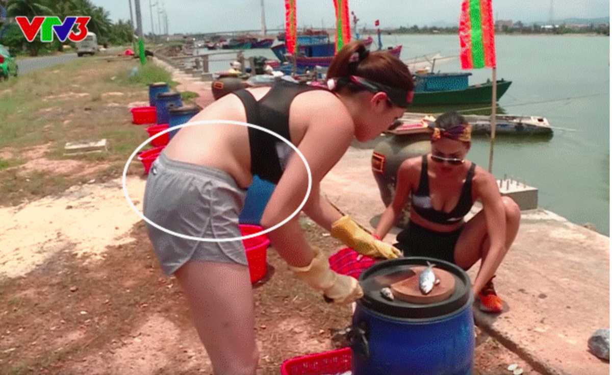 Kỳ Duyên tham gia "Cuộc đua kỳ thú" cùng team với Minh Triệu. Cô mặc crop top thể thao cùng shorts tiện bề hoạt động, nhưng bộ cánh lại lộ nguyên phần mỡ thừa vùng bụng của cô. Ảnh: Pháp luật và bạn đọc