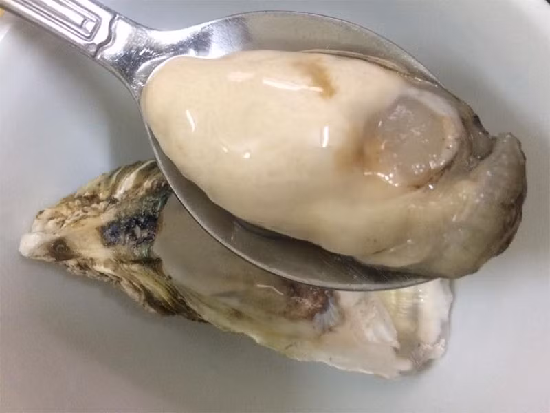 Được biết, kẽm là một trong những thành phần giúp cơ thể sản sinh hormone sinh dục nam testosterone. Hormone này đóng vai trò quan trọng trong sản xuất tinh trùng, tăng ham muốn tình dục, khả năng cương dương, ảnh hưởng tới xương, cơ, chất béo trong cơ thể. Sau đây là một số món ăn từ hàu biển cực bổ dưỡng cho sức khỏe nam giới. Ảnh Internet