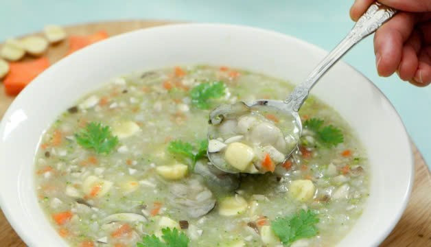  Cháo hàu, hạt sen: 250g gạo ngon, hạt sen 100g, hàu 10 con, bỏ vỏ lấy thịt. Gừng, gia vị, cà rốt, hành, nấm rơm đủ dùng. Cho gạo nấu chín thành cháo, tiếp tục cho hạt sen, cà rốt, nấm rơm thái nhỏ vào hầm tới khi các thứ đó chín. Phi thơm hành tỏi rồi cho hàu vào xào săn. Cho hàu vào nồi cháo, rắc hành tươi và rau mùi lên, múc ra bát, ăn nóng.