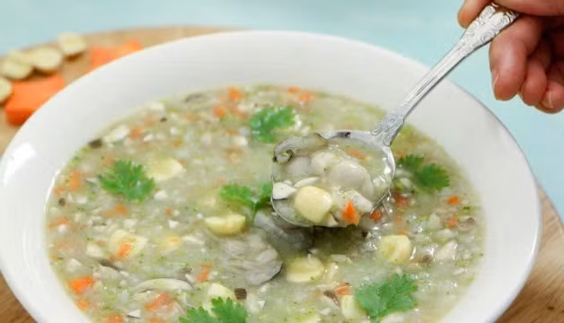  Cháo hàu, hạt sen: 250g gạo ngon, hạt sen 100g, hàu 10 con, bỏ vỏ lấy thịt. Gừng, gia vị, cà rốt, hành, nấm rơm đủ dùng. Cho gạo nấu chín thành cháo, tiếp tục cho hạt sen, cà rốt, nấm rơm thái nhỏ vào hầm tới khi các thứ đó chín. Phi thơm hành tỏi rồi cho hàu vào xào săn. Cho hàu vào nồi cháo, rắc hành tươi và rau mùi lên, múc ra bát, ăn nóng.