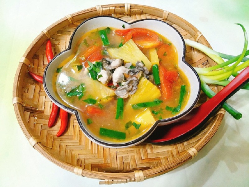  Hàu sữa nấu canh chua: 300g hàu sữa đã tách vỏ, 1/2 quả dứa, 2 quả cà chua, hành là, hành tím, rau răm, ớt, me chua. Sơ chế nguyên liệu. Cắt dứa, rau dăm, hành lá, cà chua, vừa ăn. Cho me chua vào bát nước nóng, khuấy đều, lọc lấy nước bỏ hạt. Xào xơ qua hàu và cà chua, nêm nếm gia vị. Thêm khoảng 1 tô nước lọc vào nồi, đợi lúc nước sôi cho phần nước me, dứa vào cùng. Nêm nếm lại gia vị và nấu thêm 1 phút nữa thì rắc hành lá, rau răm, thêm một ít tiêu rồi tắt bếp. Ảnh Internet
