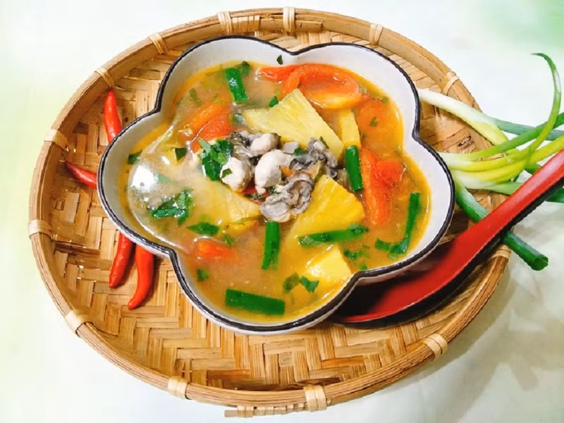  Hàu sữa nấu canh chua: 300g hàu sữa đã tách vỏ, 1/2 quả dứa, 2 quả cà chua, hành là, hành tím, rau răm, ớt, me chua. Sơ chế nguyên liệu. Cắt dứa, rau dăm, hành lá, cà chua, vừa ăn. Cho me chua vào bát nước nóng, khuấy đều, lọc lấy nước bỏ hạt. Xào xơ qua hàu và cà chua, nêm nếm gia vị. Thêm khoảng 1 tô nước lọc vào nồi, đợi lúc nước sôi cho phần nước me, dứa vào cùng. Nêm nếm lại gia vị và nấu thêm 1 phút nữa thì rắc hành lá, rau răm, thêm một ít tiêu rồi tắt bếp. Ảnh Internet