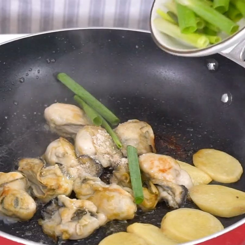  Hàu xào mỡ gừng hành: Hàu xào gừng hành có vị cay của gừng, béo giòn của hàu sữa và thơm mùi hành, gừng. Chuẩn bị nguyên liệu: 0,5kg ruột hàu đã làm sẵn, 2 muỗng canh dầu hào, 1 muỗng cà phê đường, 1 muỗng cà phê nước tương, tí xíu muối và một ít nước - dùng muỗng trộn đều cho hỗn hợp hòa tan vào nhau. Ảnh Internet