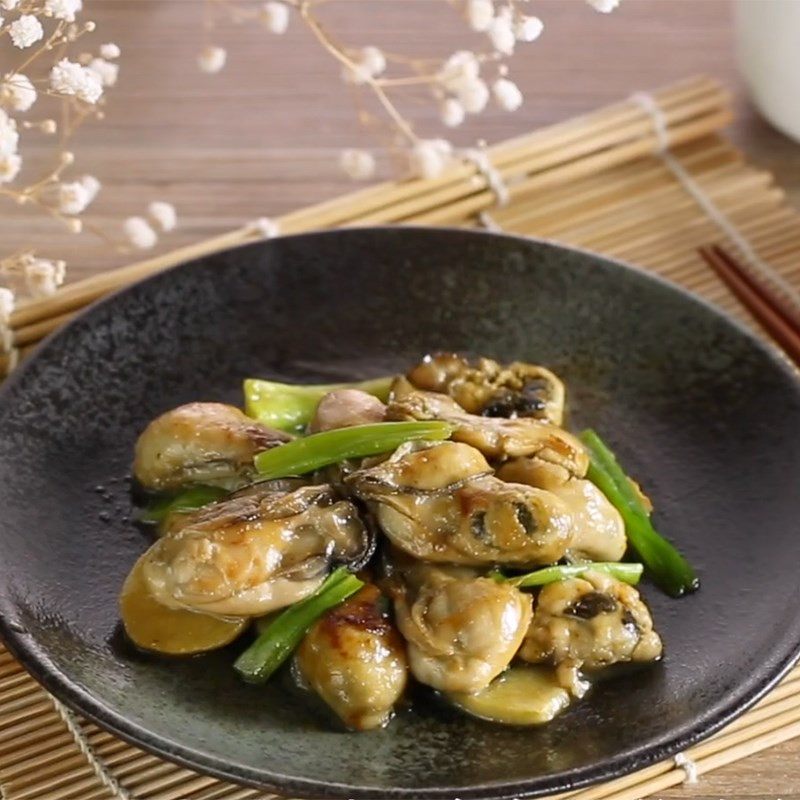 Tẩm bột để chiên hàu (có thể dùng bột mì, bột chiên giòn, bột bắp đều được). Cho bột vào một cái đĩa và lăn hàu qua, nếu thích ăn lớp vỏ ngoài giòn thì có thể lăn hàu qua bột hai lần. Bắc chảo dầu nóng, thả hàu vào chiên vàng thì gắp ra đĩa có lót giấy thấm dầu. Rót dầu trong chảo ra bớt, chỉ để lại một ít, làm nóng chảo, cho gừng đã thái lát vào, áp chảo cho gừng dậy mùi thơm mới cho tiếp ruột hàu sữa đã chiên vàng vào. Đảo hàu đều tay khoảng 3 phút thì rưới nước sốt vào, tiếp tục đảo cho hàu thấm nước sốt, nêm nếm lại vừa ăn thì cho hành lá và một ít tiêu xay vào rồi tắt bếp. Ảnh Internet