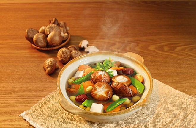 Nấm hương được biến tấu thành nhiều món hấp dẫn như: gà xào nấm hương, mực xào nấm hương, chả cua nấm hương,...