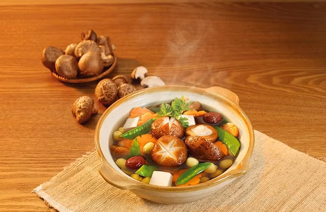 Nấm hương được biến tấu thành nhiều món hấp dẫn như: gà xào nấm hương, mực xào nấm hương, chả cua nấm hương,...