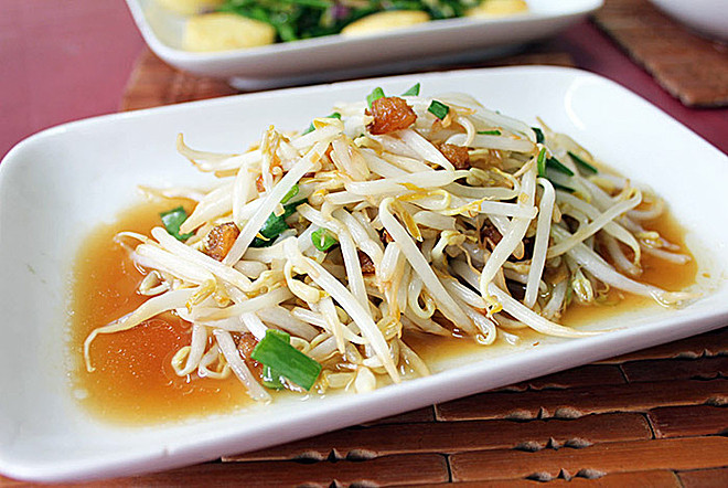 Từ giá đỗ, người nội trợ có thể chế thành nhiều món ăn như: giá đỗ xào thịt, canh đậu phụ giá đỗ, canh giá đỗ cà chua, giá đỗ xào tiết lợn,...