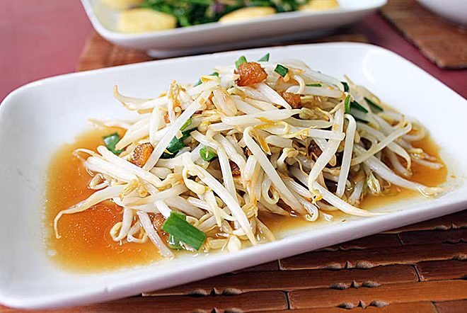 Từ giá đỗ, người nội trợ có thể chế thành nhiều món ăn như: giá đỗ xào thịt, canh đậu phụ giá đỗ, canh giá đỗ cà chua, giá đỗ xào tiết lợn,...