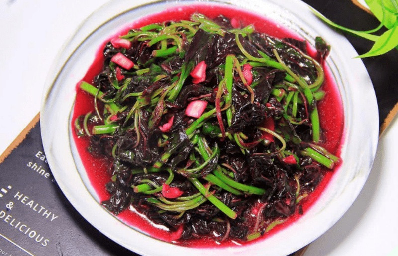  Loại rau bổ dưỡng này chứa nhiều chất dinh dưỡng cần thiết cho cơ thể. Thành phần sắt trong rau dền chiếm hàm lượng khá cao nên có lợi cho bệnh nhân thiếu máu.