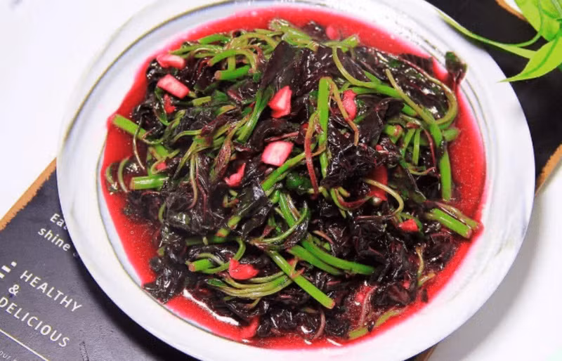  Loại rau bổ dưỡng này chứa nhiều chất dinh dưỡng cần thiết cho cơ thể. Thành phần sắt trong rau dền chiếm hàm lượng khá cao nên có lợi cho bệnh nhân thiếu máu.