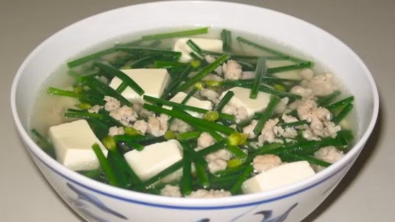 Lá hẹ được mệnh danh là rau của thận, giúp nuôi dưỡng và thúc đẩy tiêu hóa. Loại rau này cũng chứa nhiều vitamin và chất xơ thô, có tác dụng trị táo bón, ngăn ngừa ung thư ruột kết.