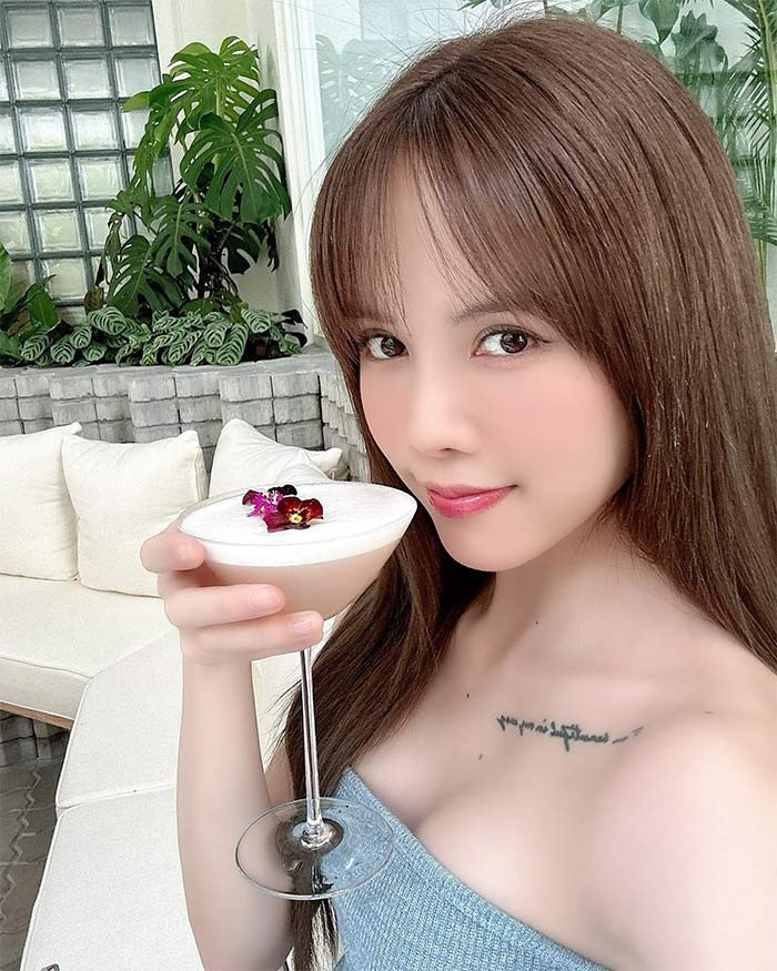 Sở hữu hình thể chuẩn, Thiều Bảo Trâm tự tin khi diện trang phục gợi cảm. (Ảnh: FB Thiều Bảo Trâm)