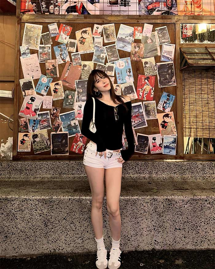 Lợi thế là đôi chân dài thẳng tắp nên người đẹp 30 tuổi rất thích diện quần short. (Ảnh: FB Thiều Bảo Trâm)