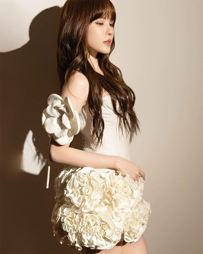 Mới đây, khi xuất hiện tại sự kiện họp báo giới thiệu "Chị đẹp đạp gió 2024" mùa 2, Thiều Bảo Trầm khiến cộng đồng mạng xôn xao. Nhiều người đồn đoán cô vừa "dao kéo" khi thấy mũi của nữ ca sĩ cao hơn trước. (Ảnh: FB Thiều Bảo Trâm)