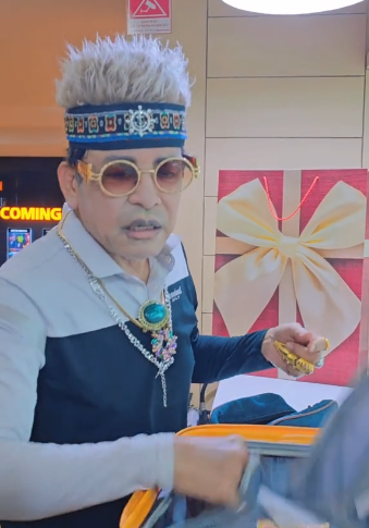 Khi được hỏi về giá trị của những món đồ quý, MC Thanh Bạch nói vui rằng: "Phải tính bằng ký (kg) vàng chứ không phải nói giá".